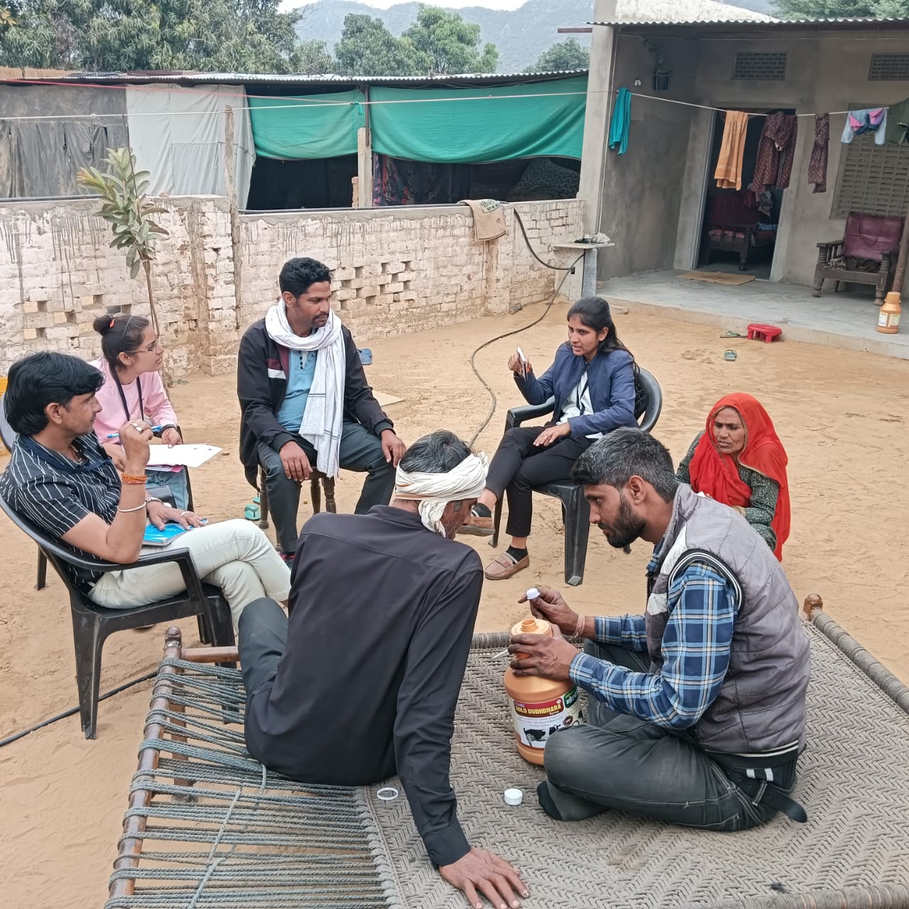 निगम के कर्मचारियों द्वारा पशुपालकों को निगम की योजनाओं के बारे में अवगत करवाते हुए 